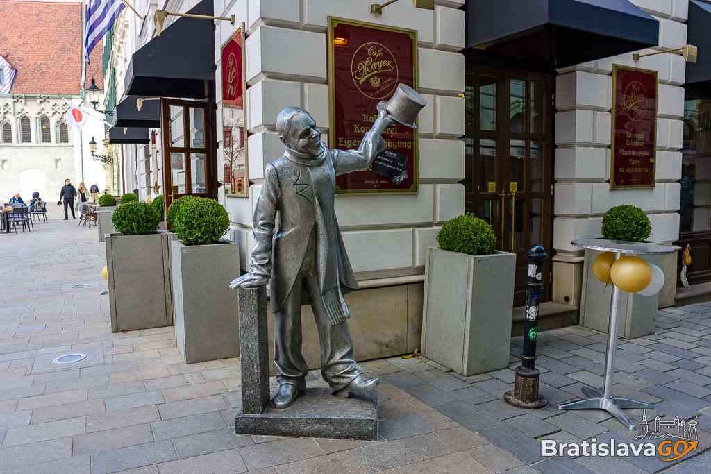Schöne Náci Statue