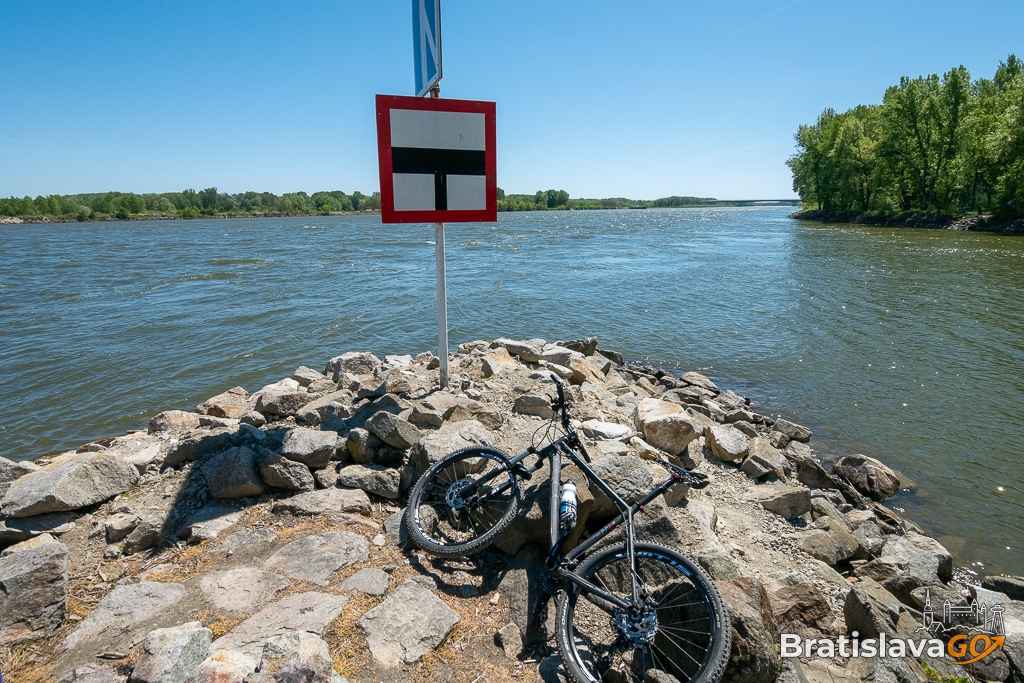 Confluence of the Zuzana Branch and the Danube