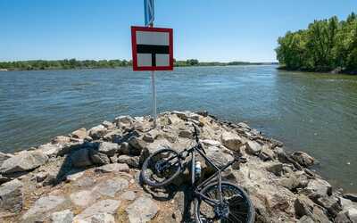 Confluence of the Zuzana Branch and the Danube