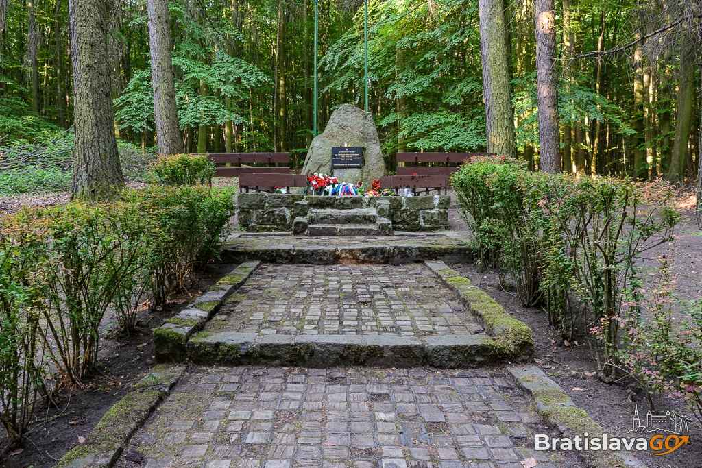 Malý Slavín Monument